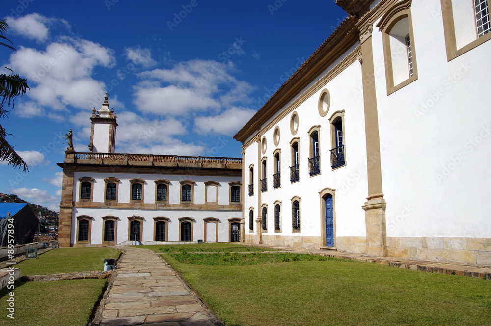 Pelouse et allée, Ouro Preto. Brésil.