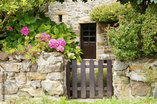 Maison Bretonne, entrée fleurie.