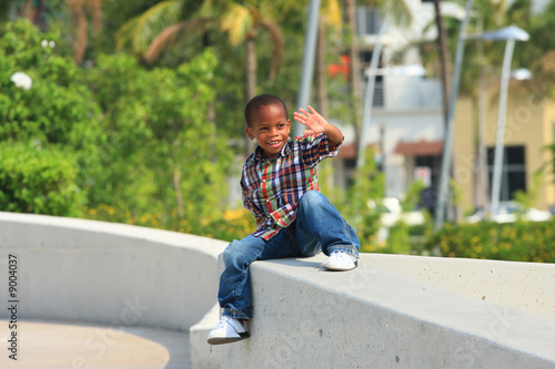 Tablou pe pânză Boy waving from a ledge