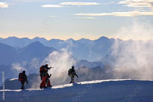 Alpinistes sur une crête