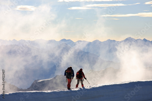 Alpinistes dans la brume