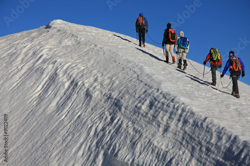 Cordée sur le dôme des écrins