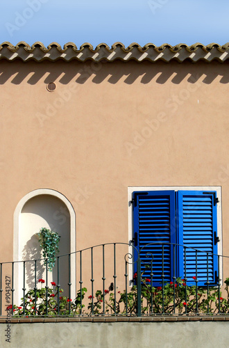 casa con finestra blu