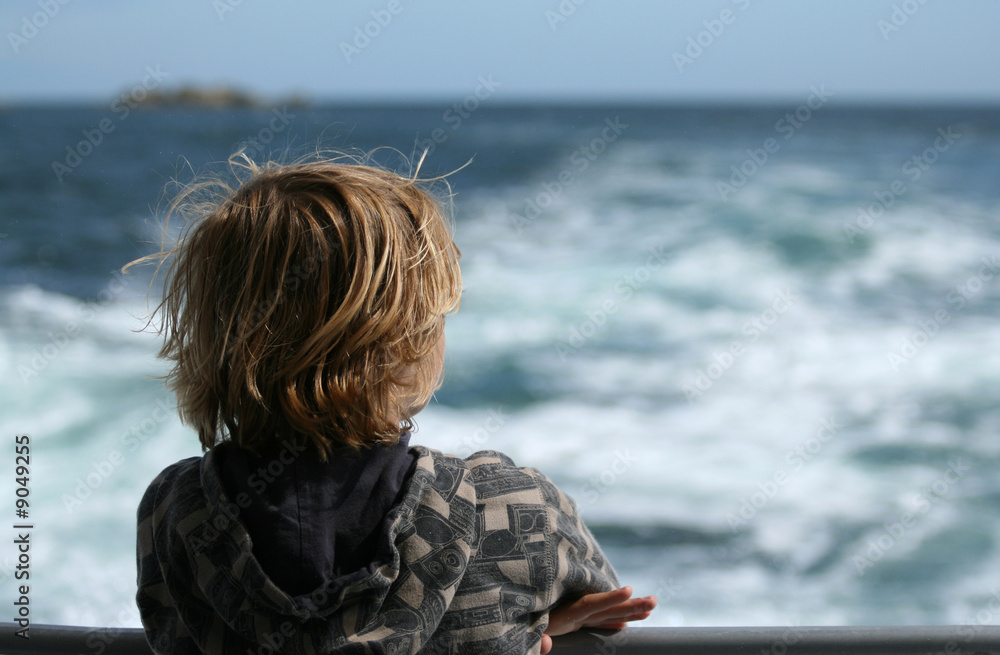 Fototapeta premium garçon regardant la mer