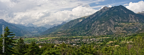 Fototapeta Naklejka Na Ścianę i Meble -  Paysage des Hautes-Alpes, près de Guillestre