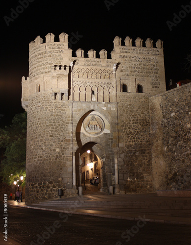 Vista nocturna de la Puerta del Sol (Toledo)