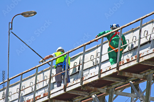 Deux ouvriers monte sur une passerelle