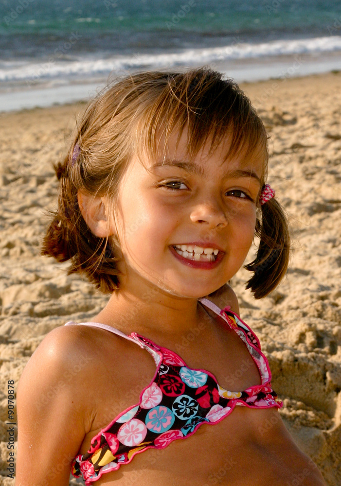 fillette jouant sur la plage - portrait Stock Photo | Adobe Stock