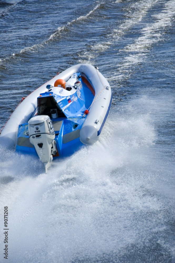 Naklejka premium motor boat during the race