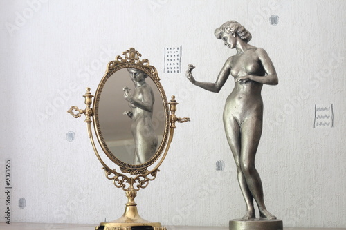 The statue and the mirror