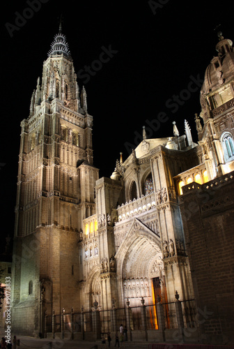 Vista nocturna de la Catedral de Toledo photo