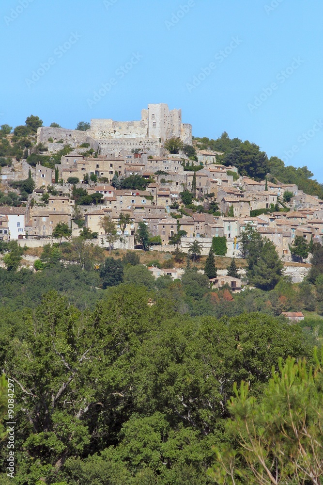Fototapeta premium Village sur la colline