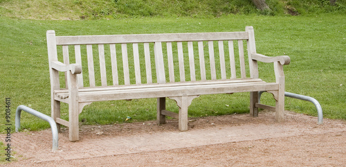 Banc en bois entre 2 calles vélo