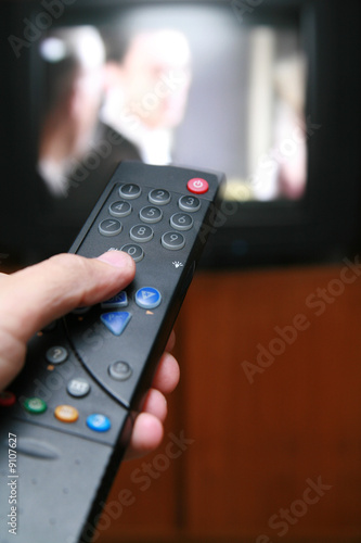 a remote control pointing to a tv.