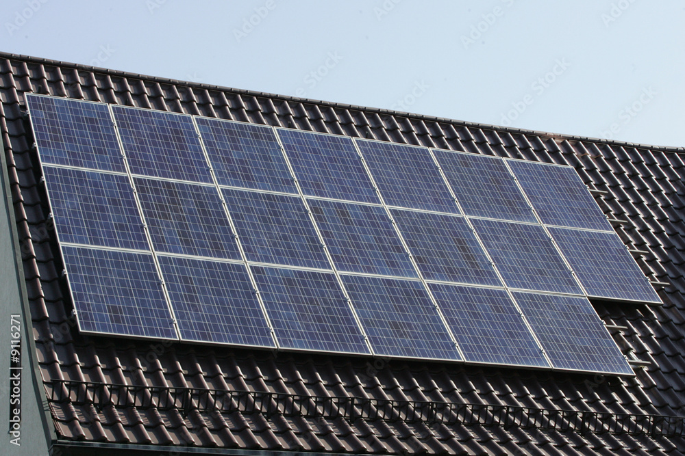 Fototapeta premium solaranlage auf einem dach
