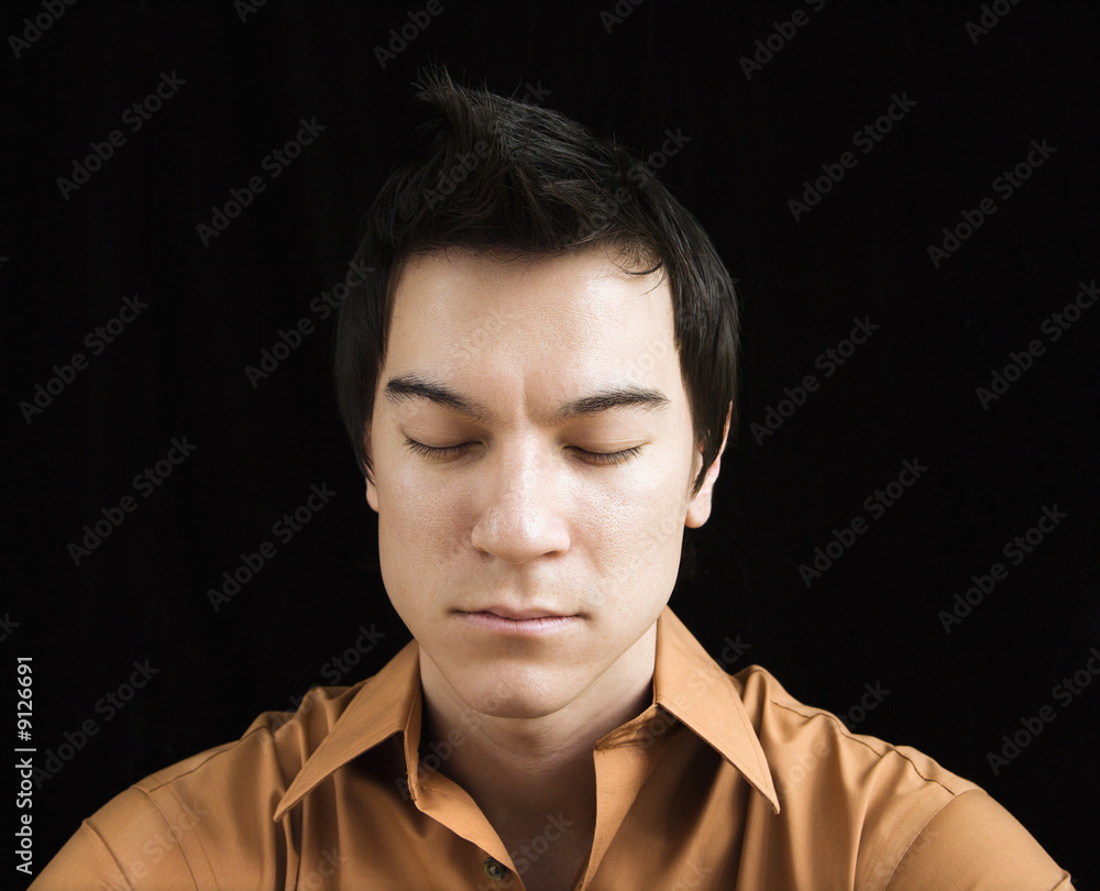 Obraz premium Asian man sitting meditating.