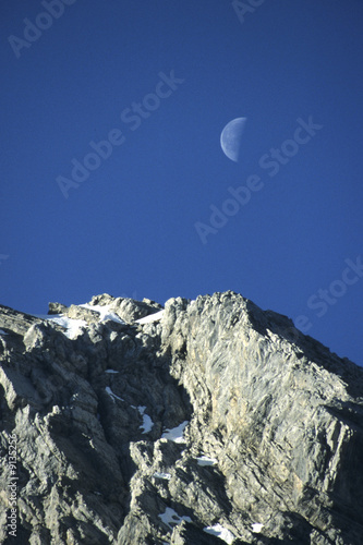 La lune au-dessus des Rochers de la Salla (2217m)