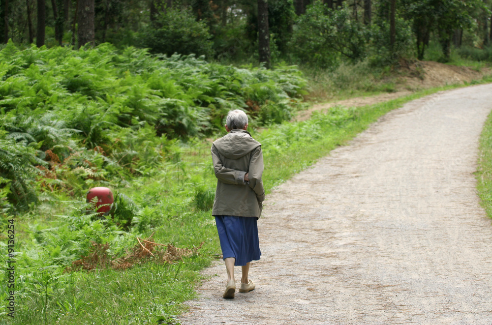 vieille dame seule sur un chemin vieille dame seule sur un chemin