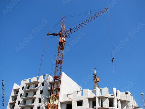 Crane and a building construction © New Africa