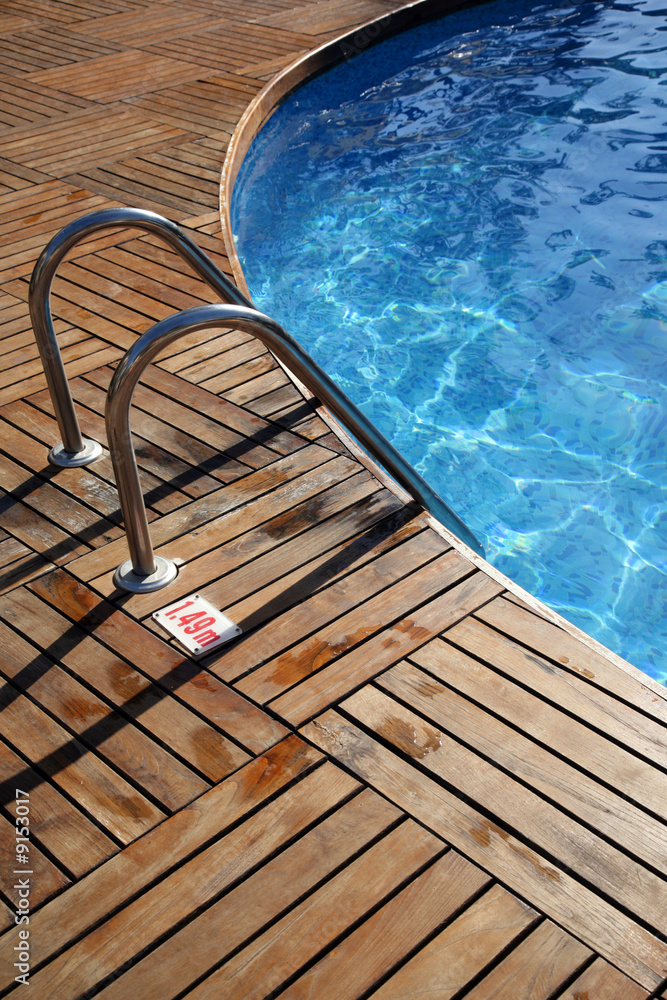 Obraz premium Fragment of pool with a ladder and transparent water