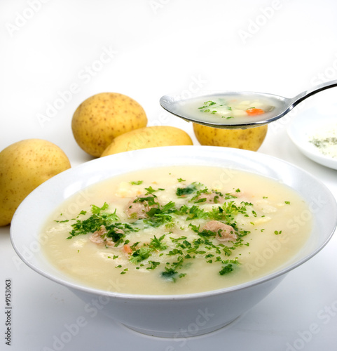 Kartoffel-Krem-Suppe mit Fleischbällchen