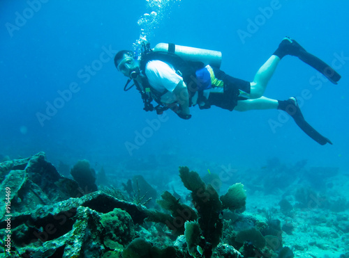 Shots of scuba diving in the Florida keys © Dennis Connelly
