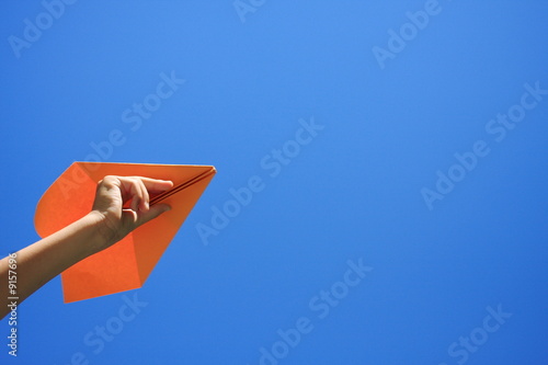 avion en papier orange