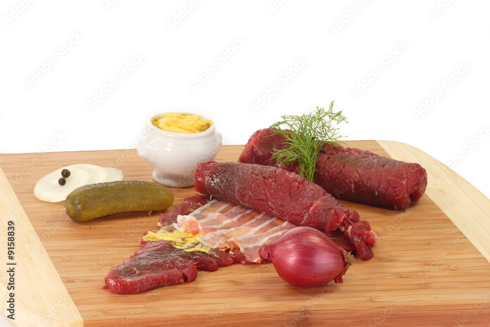 Zubereitung von Rinderrouladen auf hellem Hintergrund Zubereitung von Rinderrouladen auf hellem Hintergrund