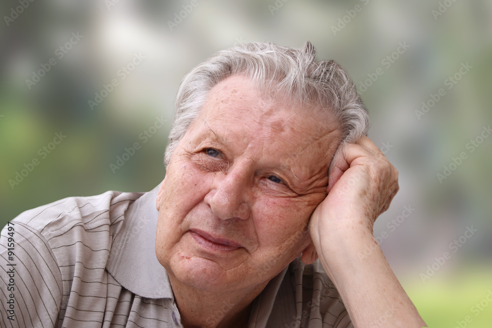 Senior mit Gedanken über die Zukunft