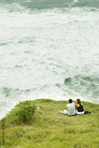 couple face à l'océan photo