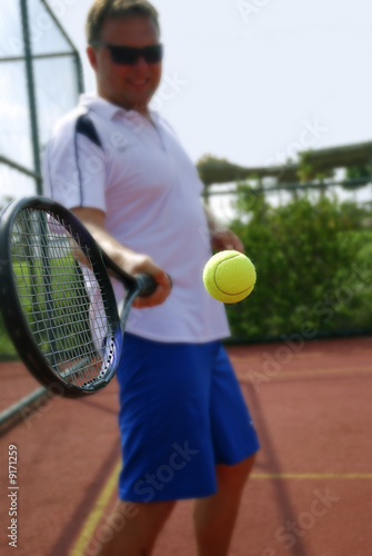 man plays in tennis © Sto
