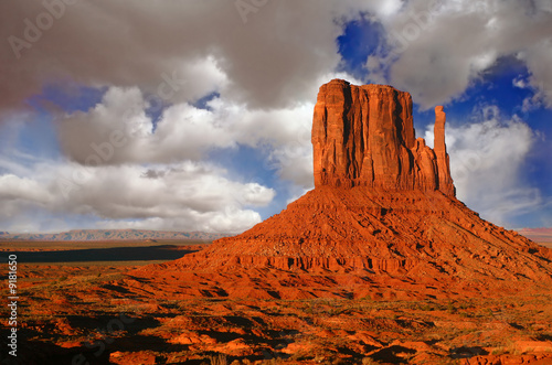 Slika na platnu Butte at Sunset in Monument Valley Utah With Cloudy Sky