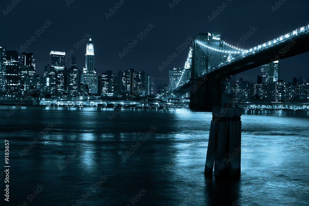 Naklejka premium Manhattan i Most Brookliński nocą