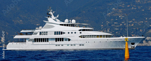 Tableau sur toile superyacht da crociera alla fonda con boa segnaletica gialla