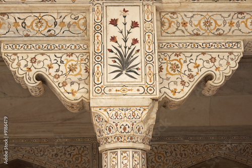 Tableau sur toile Ornate White Marble Pillar in a Mughal Palace, Agra, India