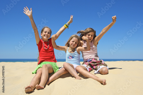 Trois enfants heureux et souriant sur la plage