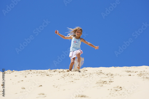 Enfant courant dans le sable