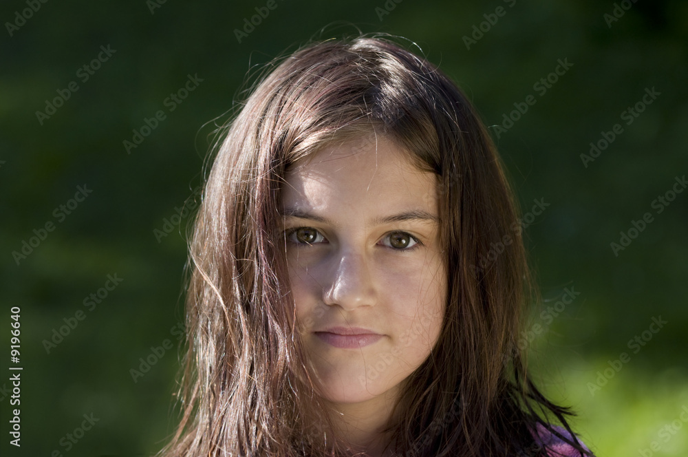 Frontalportrait eines jungen Teenager Girls mit leuchtenen Augen Frontalportrait eines jungen Teenager Girls mit leuchtenen Augen