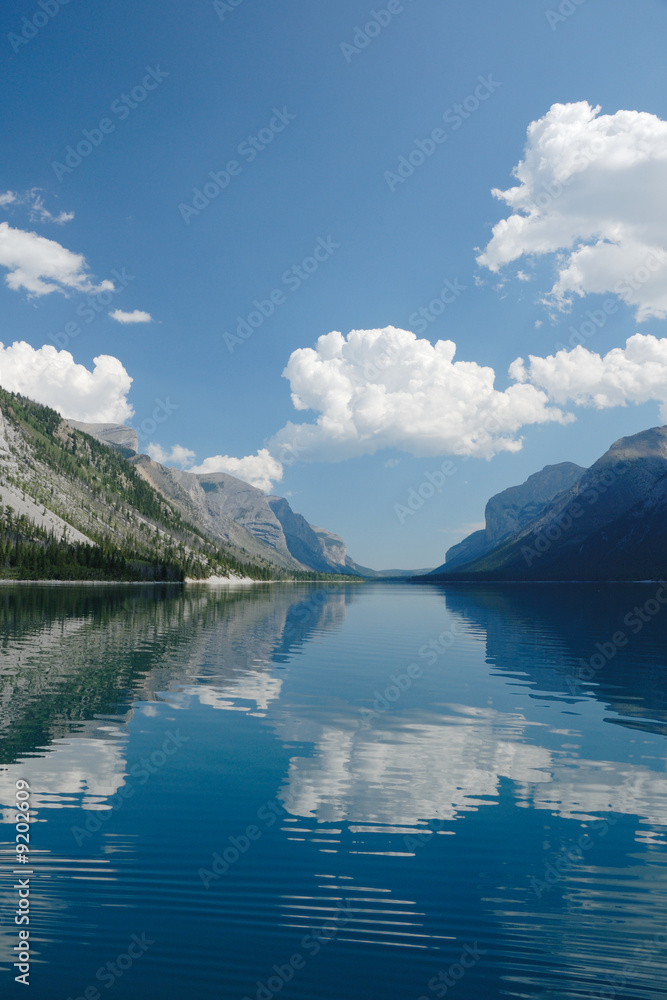 Naklejka premium Devil's Gap on Lake Minnewanka, Banff, Canada
