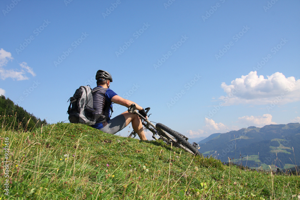 Mountainbiker mit Panoramablick