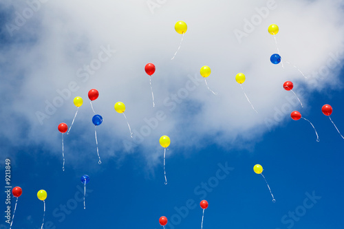 viele bunte luftballons vor blauem himmel