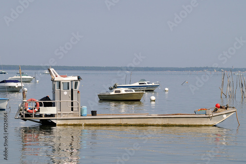 chaland à huitres dans le bassin d'arcachon photo