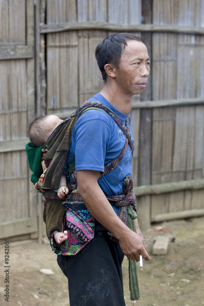 Vater mit Baby in Laos