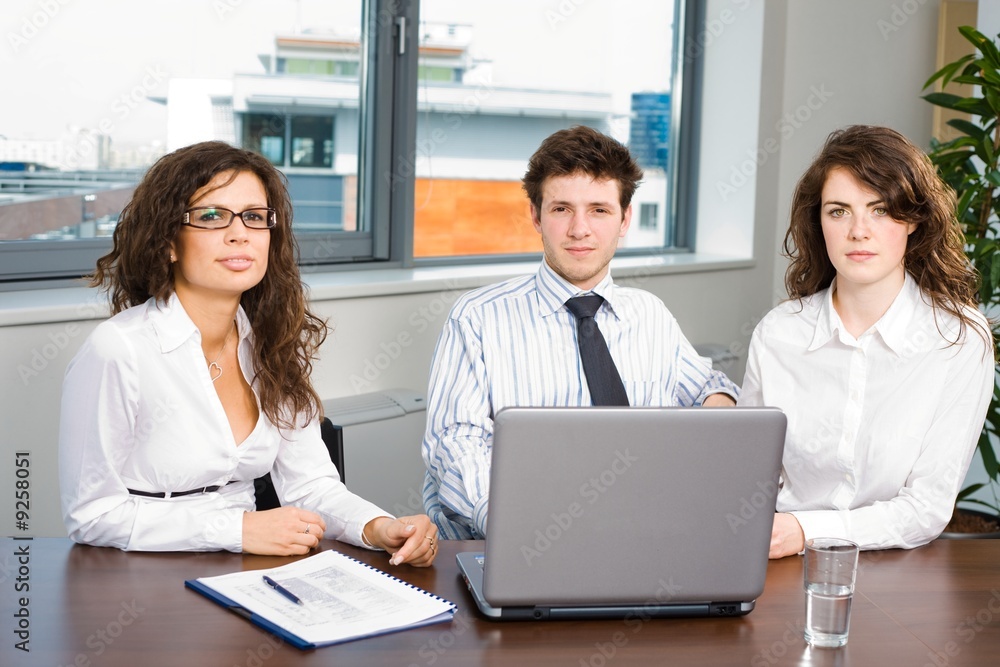 Obraz premium Happy successful business people sitting on meeting at office