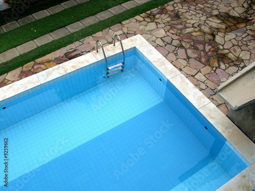 Coin de piscine bleue.