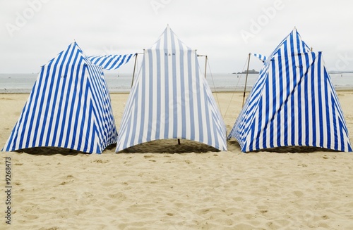Quadro su tela Trois cabines sur la grande plage (Dinard,Bretagne)