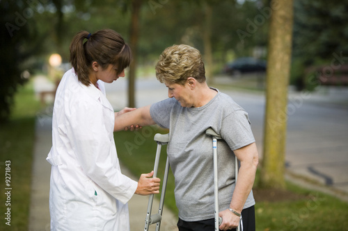 Canvas-taulu helping a patient with crutches