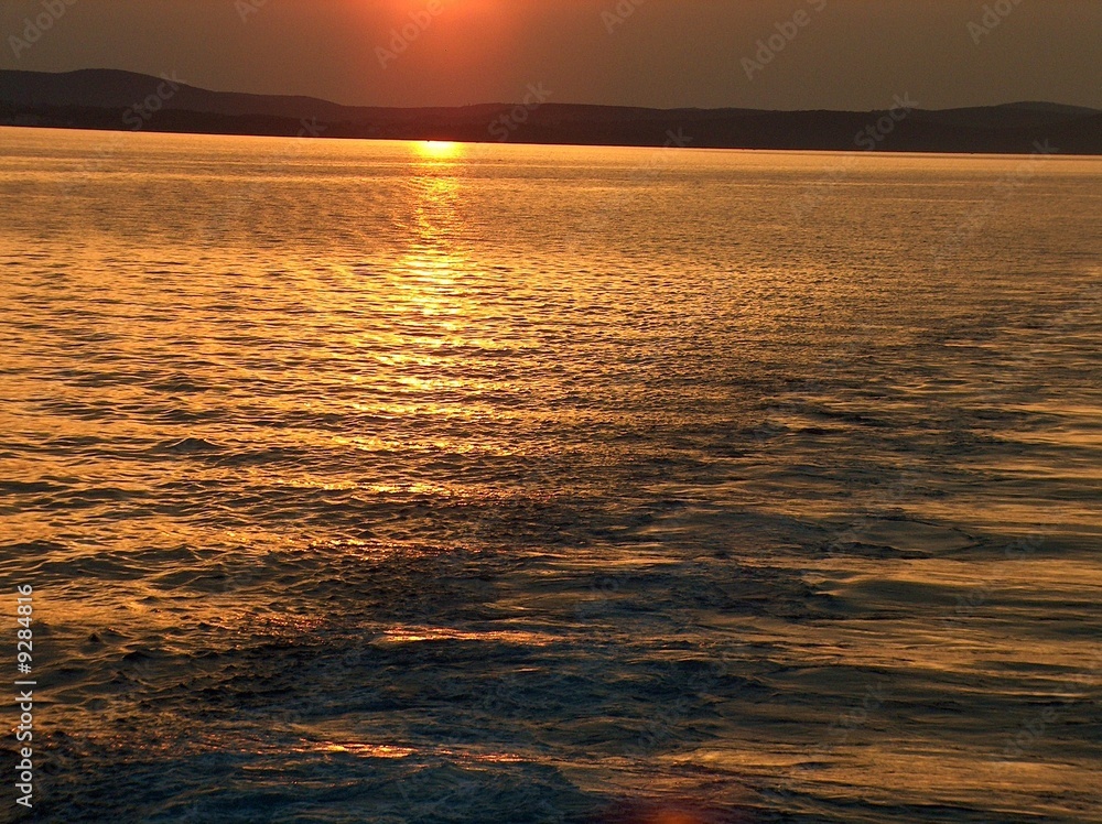 sillage de bateau au soleil couchant sillage de bateau au soleil couchant