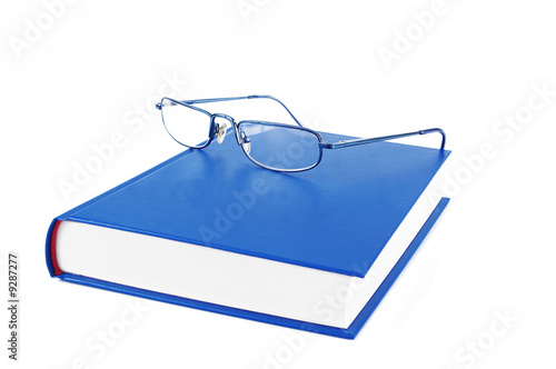 Libro blu con occhiali 2