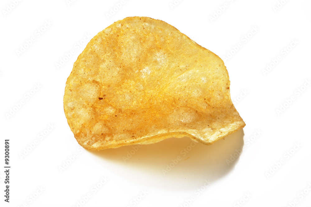 Kartoffel Chip vor weißem Hintergrund Kartoffel Chip vor weißem Hintergrund